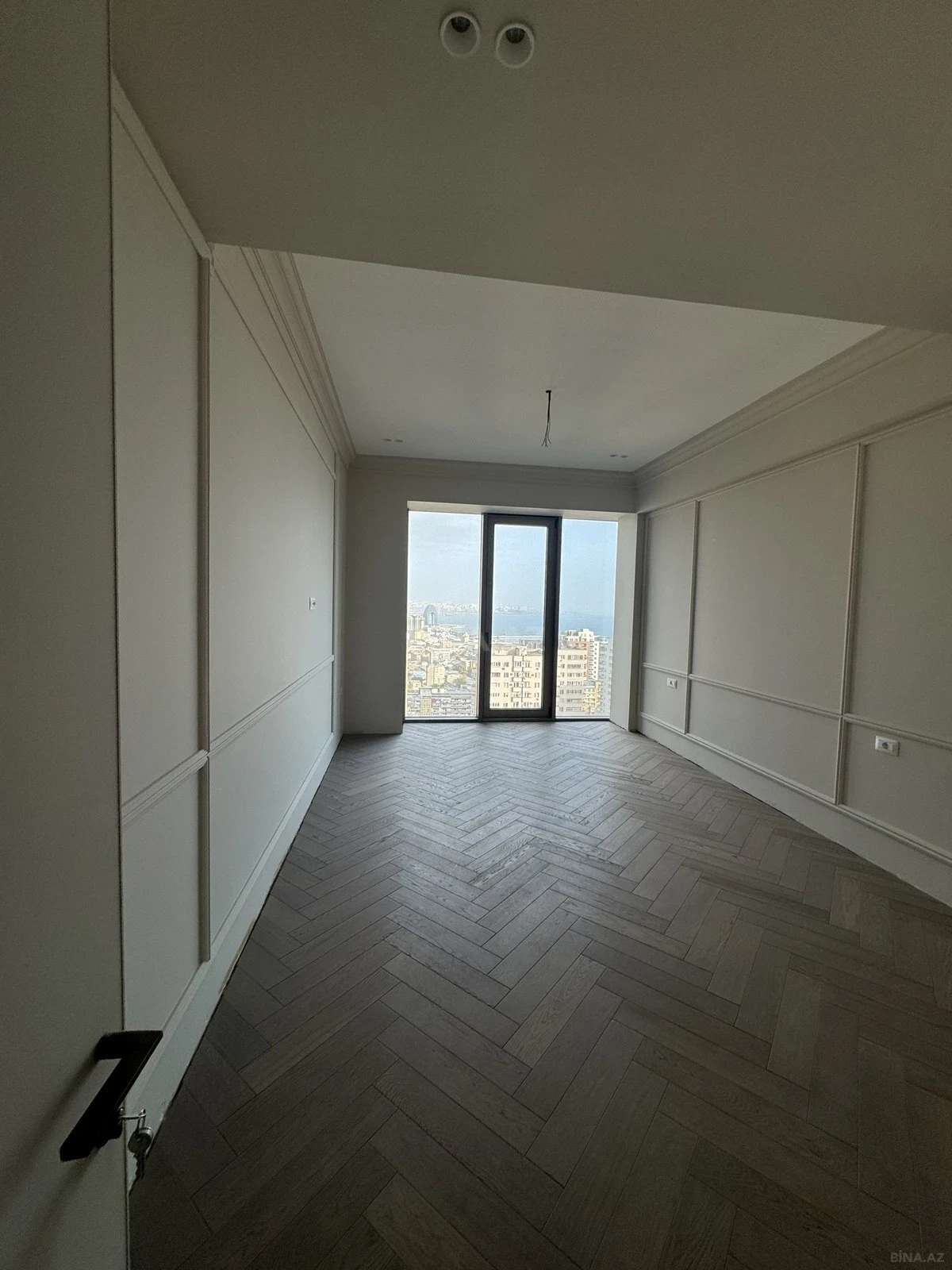 Satılır 7 otaqlı mənzil 345 m²