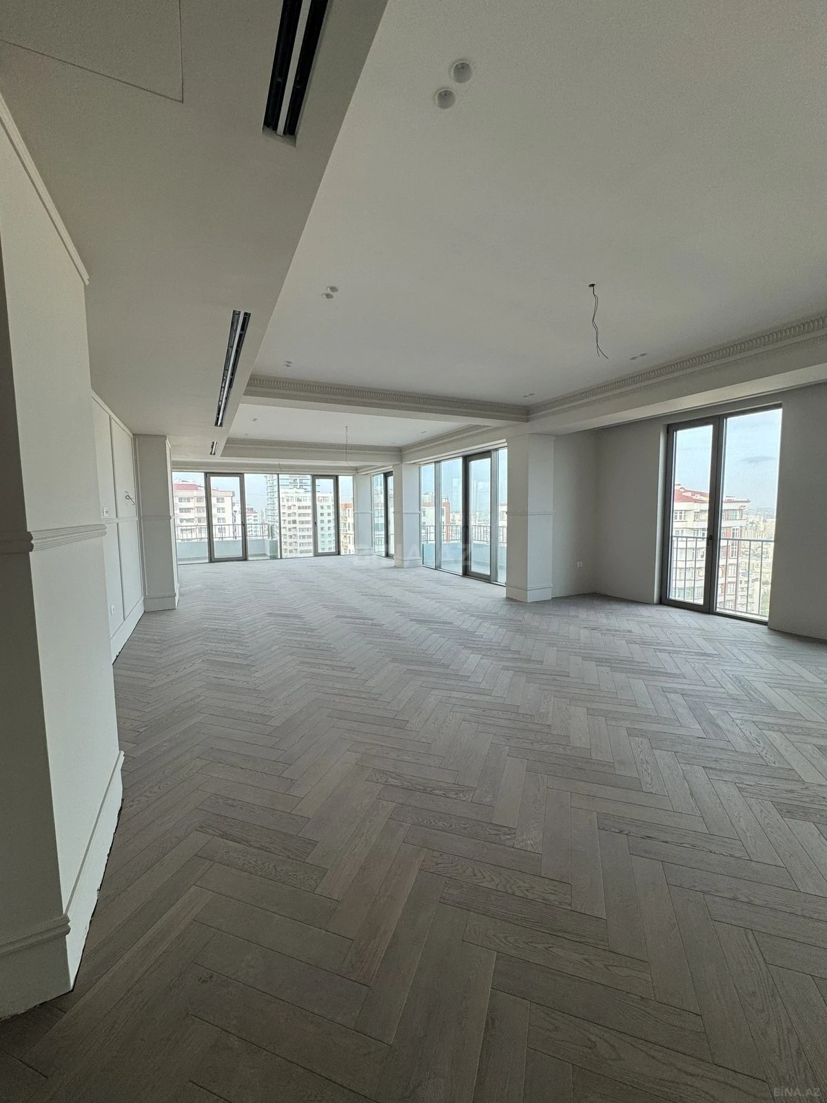 Satılır 7 otaqlı mənzil 345 m²