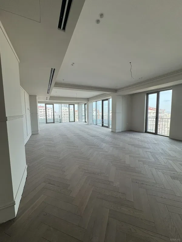 Satılır 7 otaqlı mənzil 345 m²