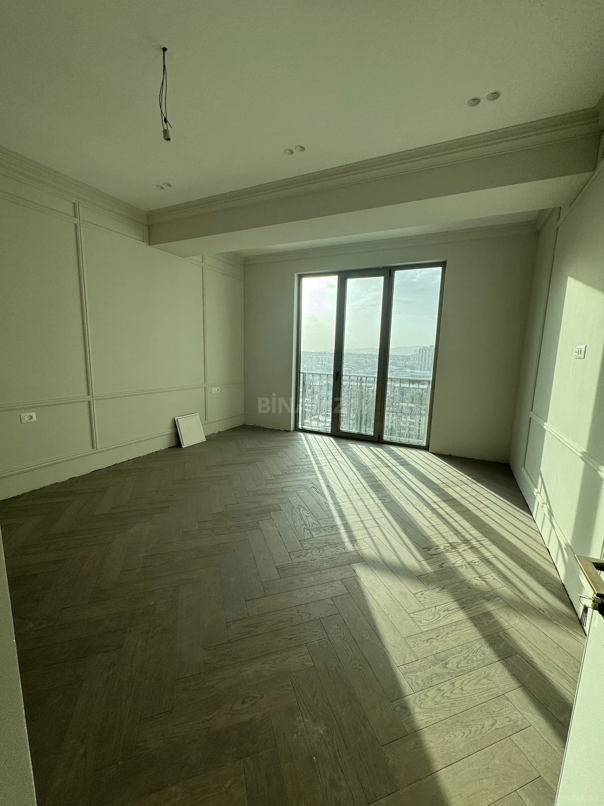 Satılır 7 otaqlı mənzil 345 m²