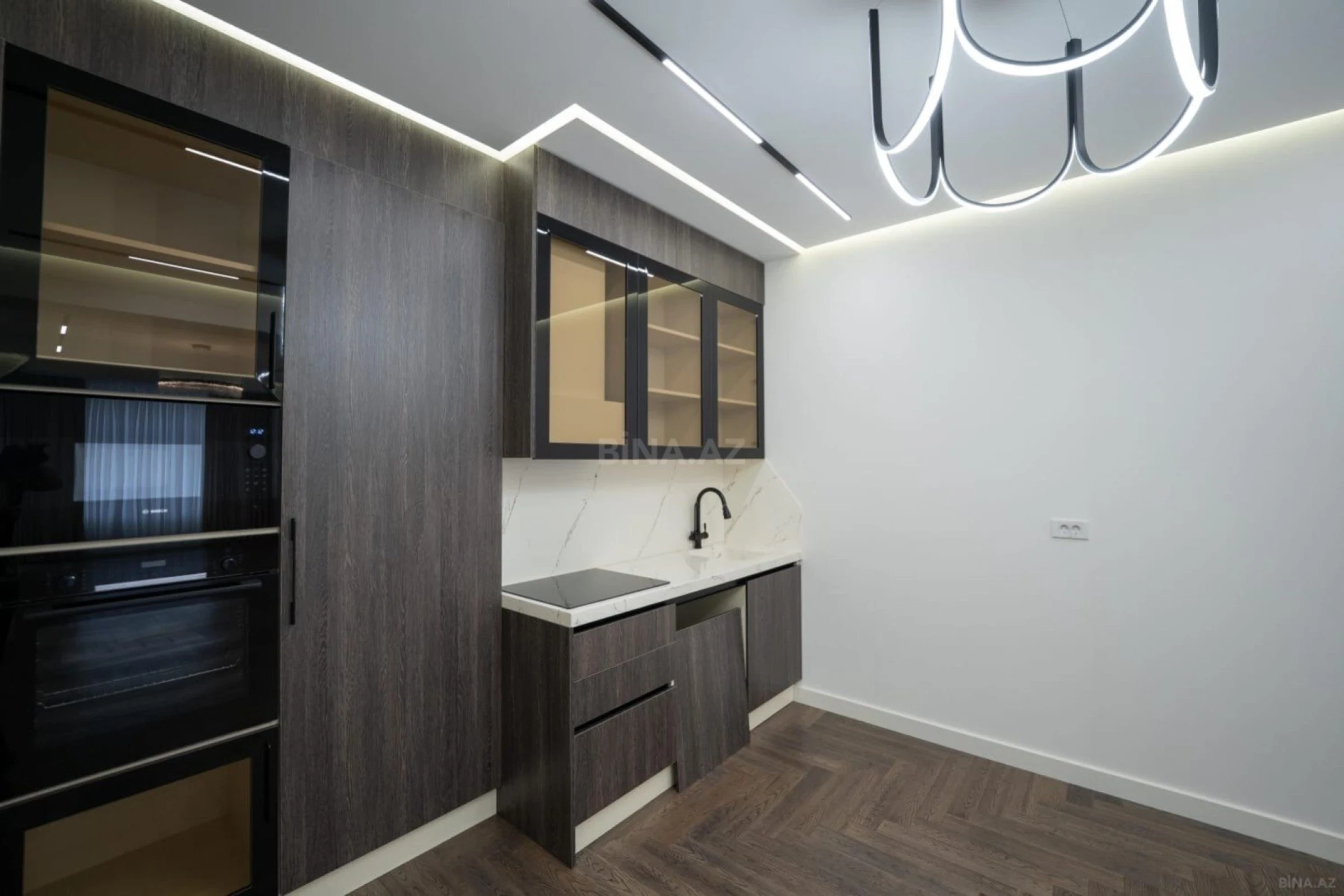 Satılır 3 otaqlı mənzil 121 m²