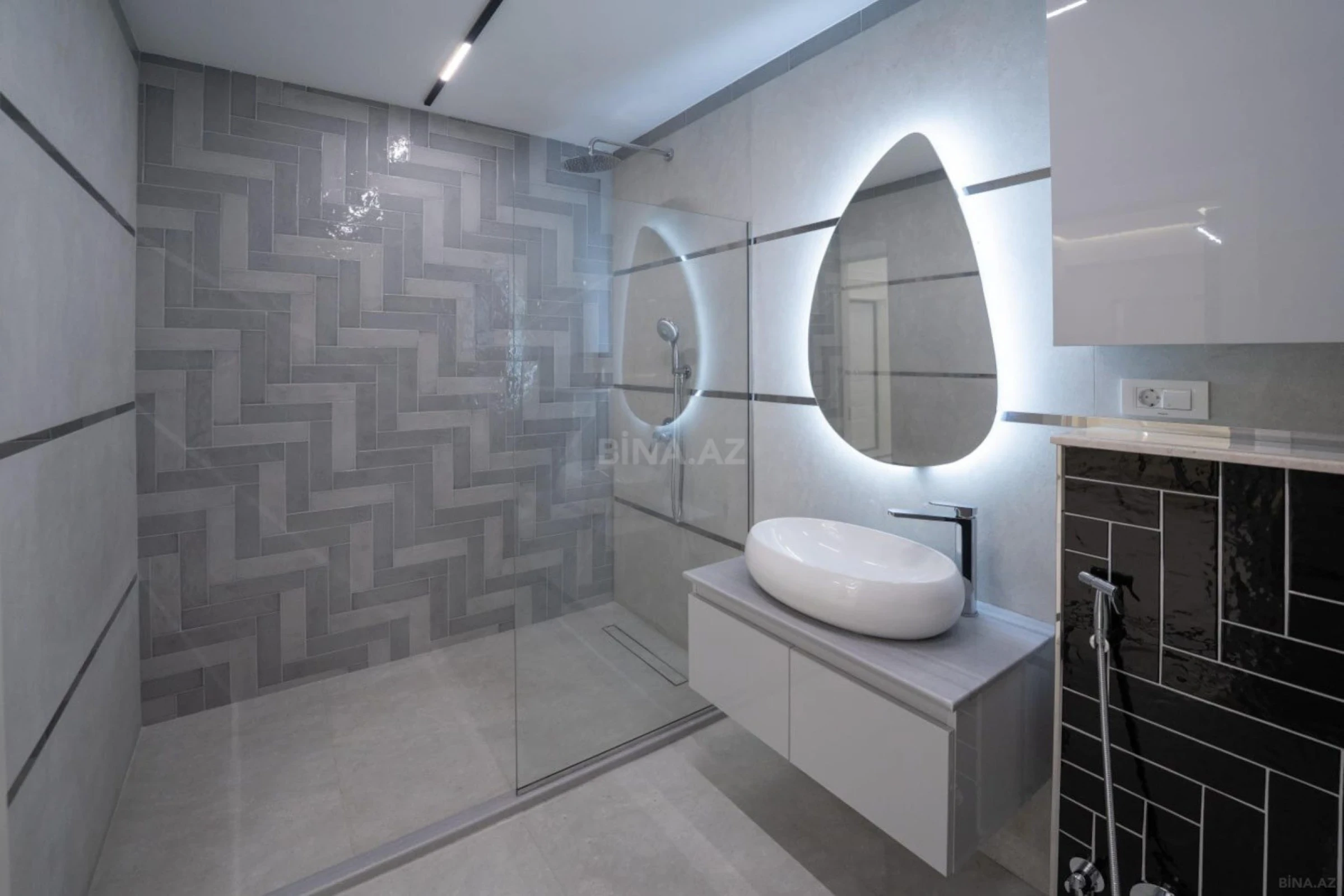 Satılır 3 otaqlı mənzil 121 m²