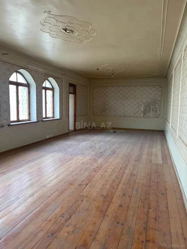 Satılır 9 otaqlı həyət evi 273.5 m²