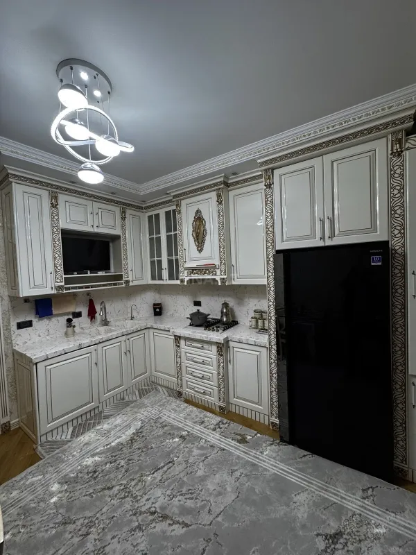 Satılır 4 otaqlı mənzil 140 m²