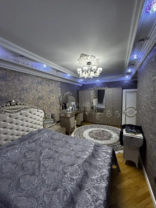 Satılır 4 otaqlı mənzil 140 m²