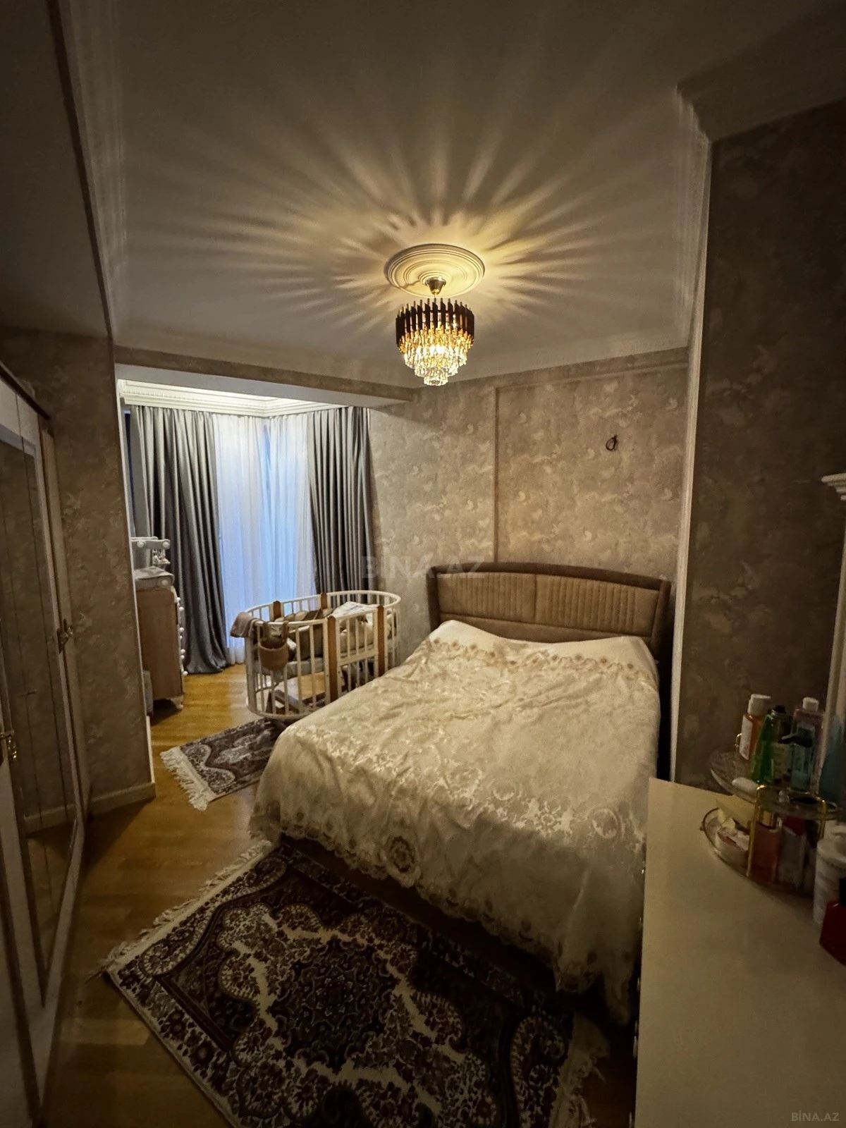 Satılır 4 otaqlı mənzil 140 m²