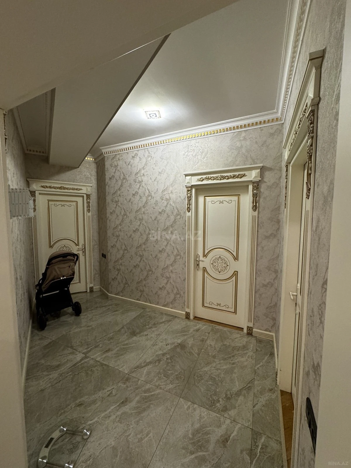 Satılır 4 otaqlı mənzil 140 m²