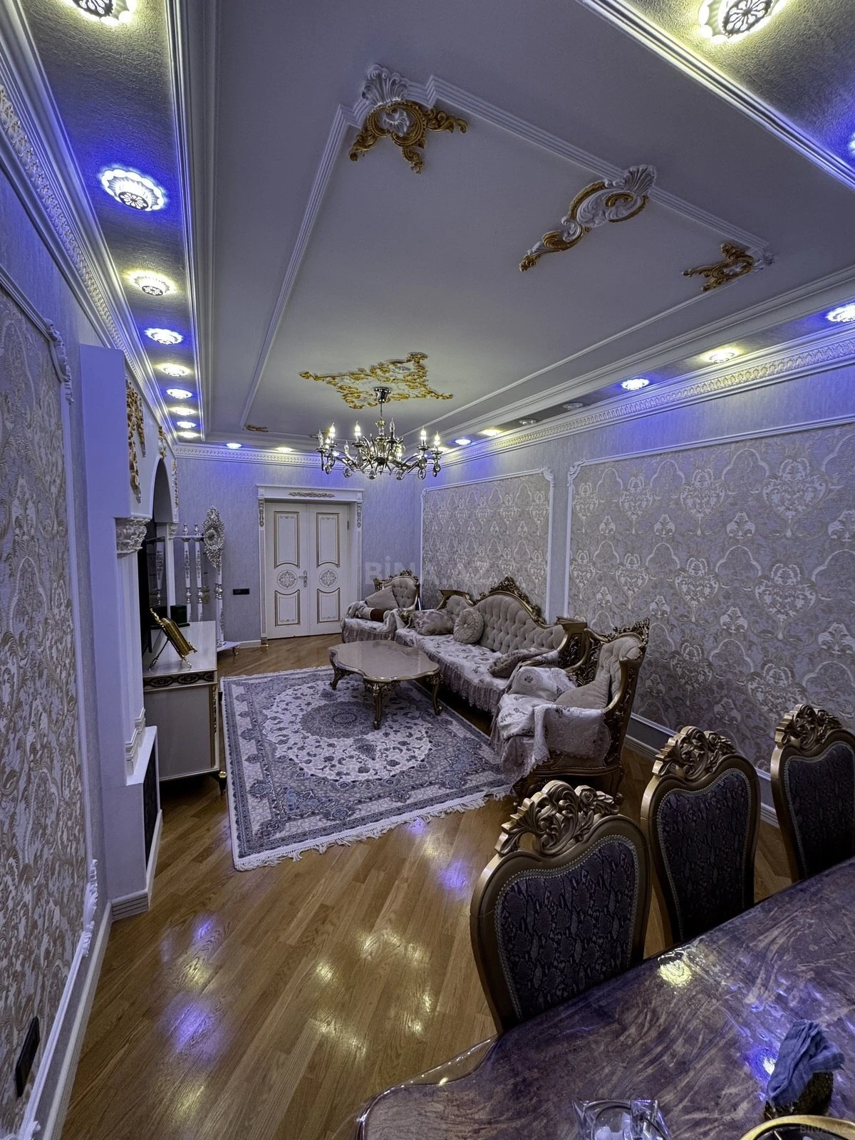 Satılır 4 otaqlı mənzil 140 m²