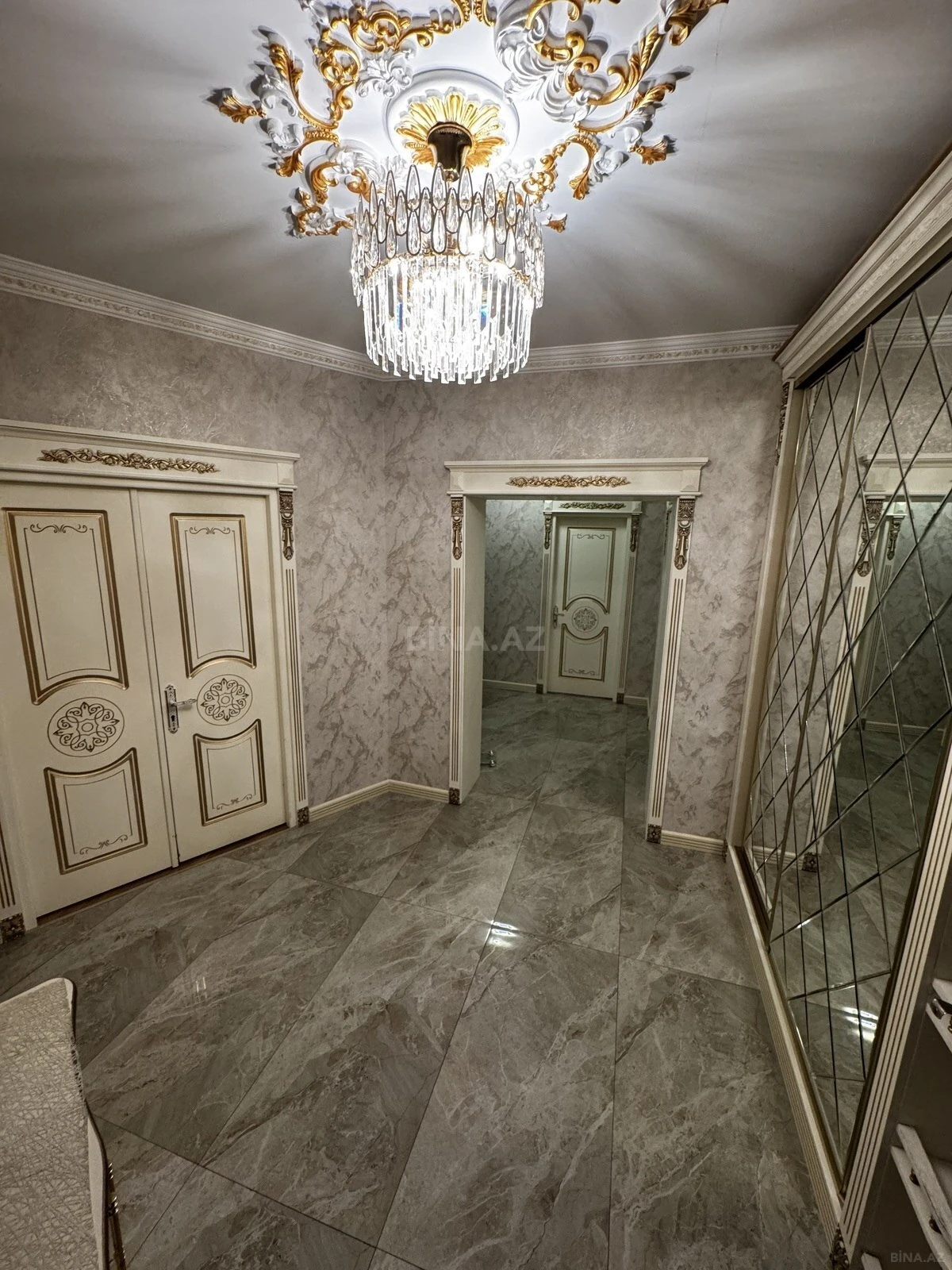 Satılır 4 otaqlı mənzil 140 m²