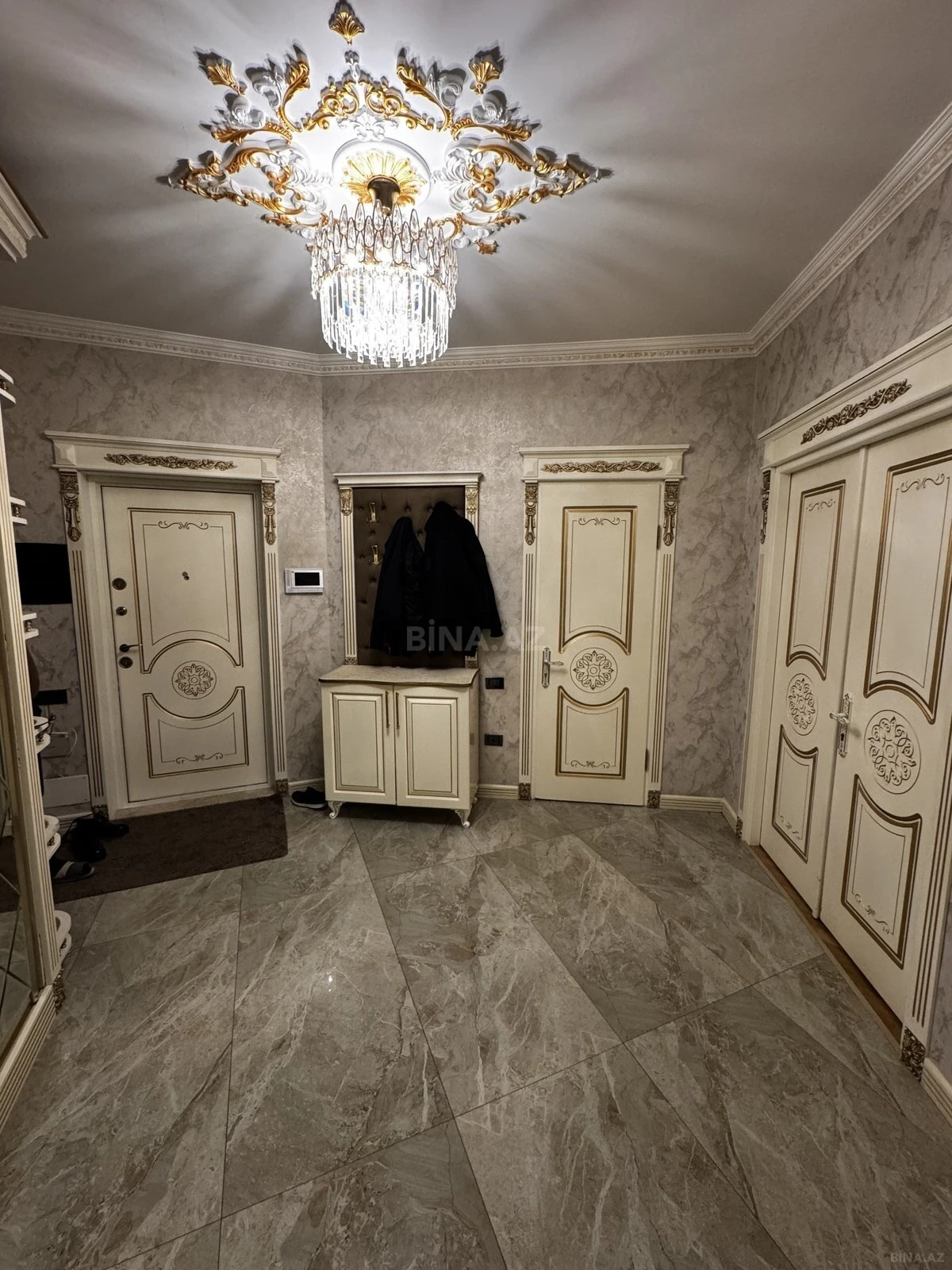 Satılır 4 otaqlı mənzil 140 m²