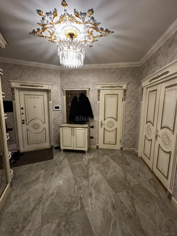 Satılır 4 otaqlı mənzil 140 m²