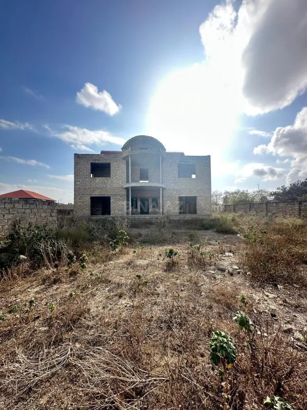 Satılır 9 otaqlı həyət evi 200 m²