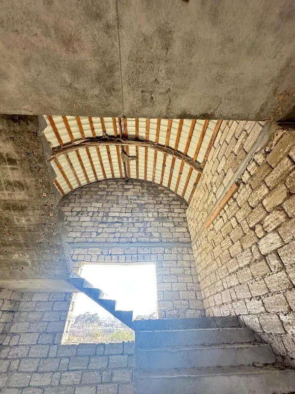 Satılır 9 otaqlı həyət evi 200 m²