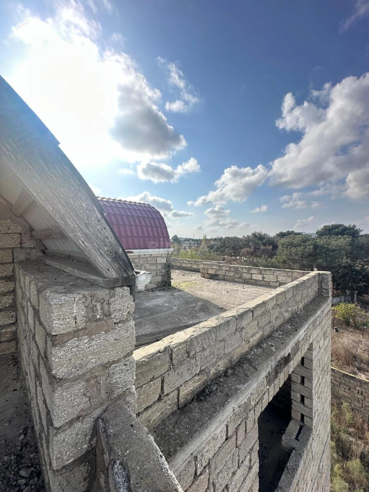 Satılır 9 otaqlı həyət evi 200 m²