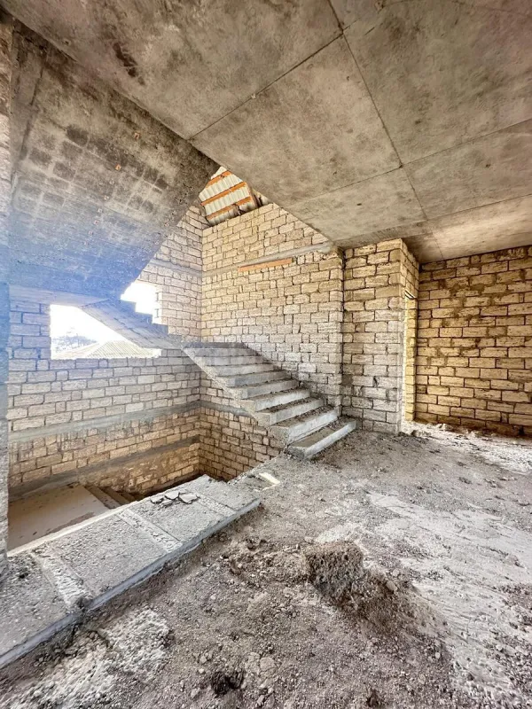 Satılır 9 otaqlı həyət evi 200 m²