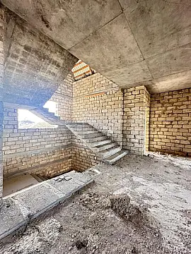 Satılır 9 otaqlı həyət evi 200 m²