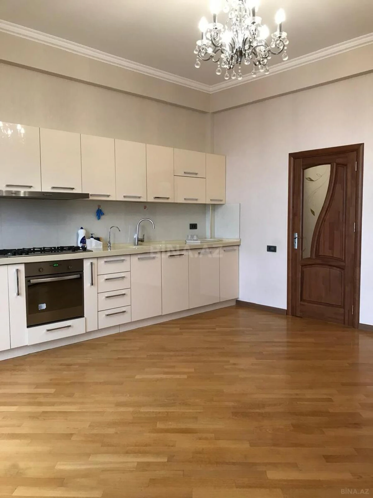Satılır 5 otaqlı mənzil 217 m²