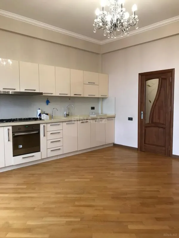 Satılır 5 otaqlı mənzil 217 m²