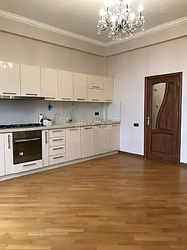 Satılır 5 otaqlı mənzil 217 m²