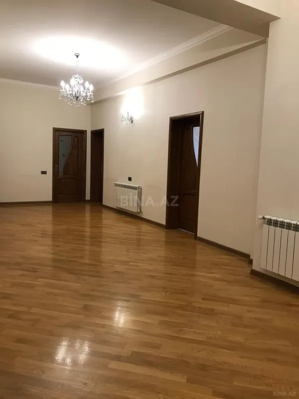 Satılır 5 otaqlı mənzil 217 m²