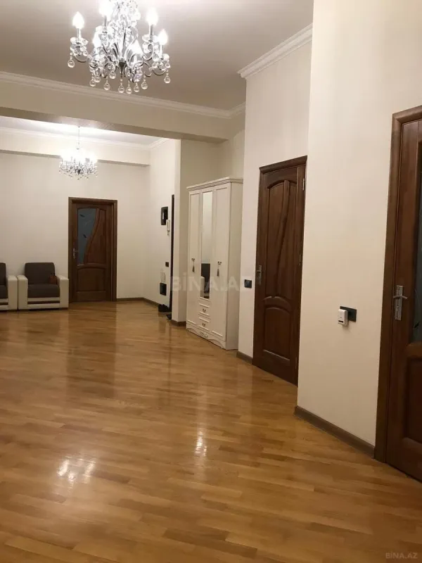 Satılır 5 otaqlı mənzil 217 m²