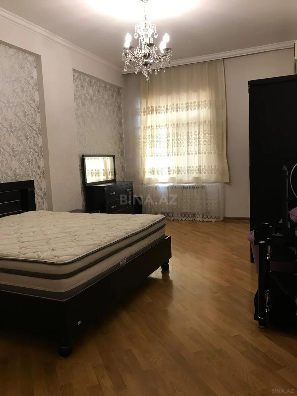Satılır 5 otaqlı mənzil 217 m²