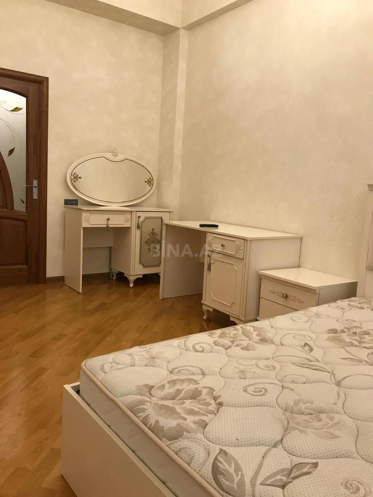 Satılır 5 otaqlı mənzil 217 m²