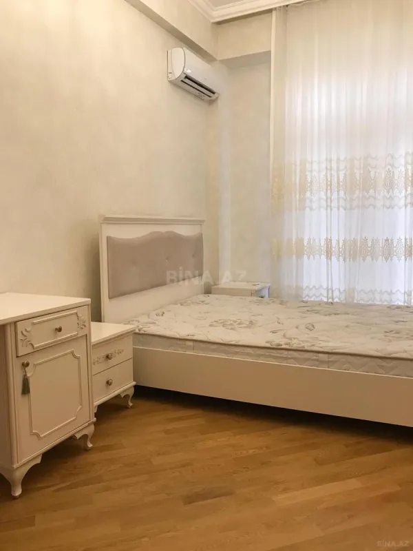 Satılır 5 otaqlı mənzil 217 m²