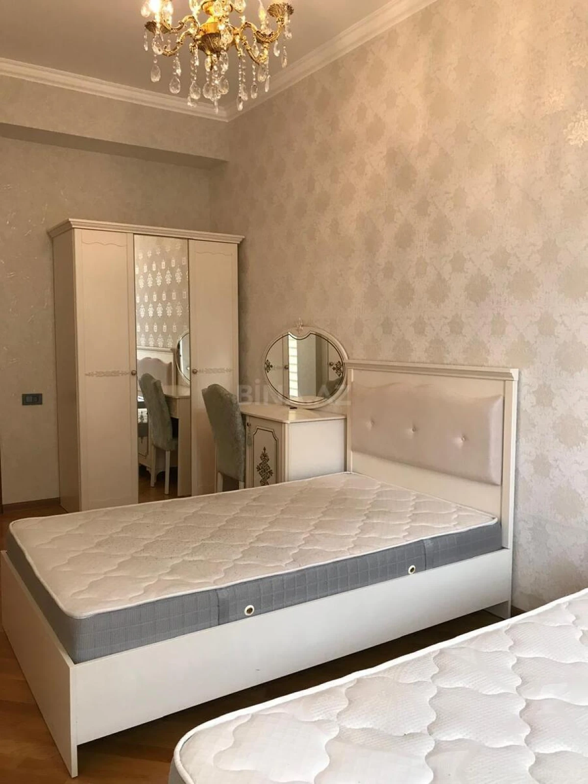 Satılır 5 otaqlı mənzil 217 m²