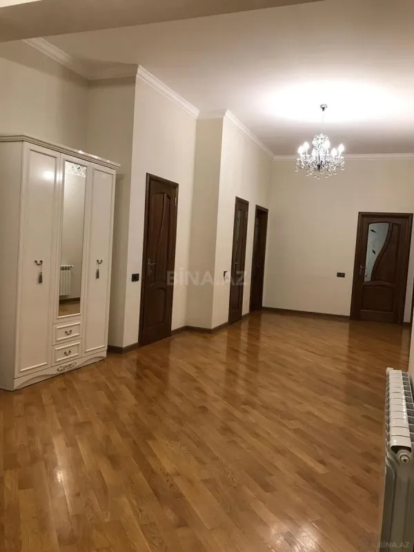 Satılır 5 otaqlı mənzil 217 m²