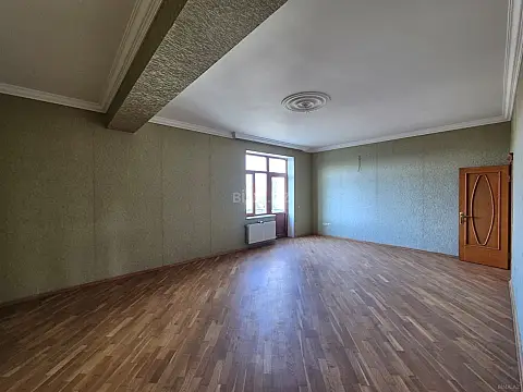 Satılır 8 otaqlı həyət evi 410 m²