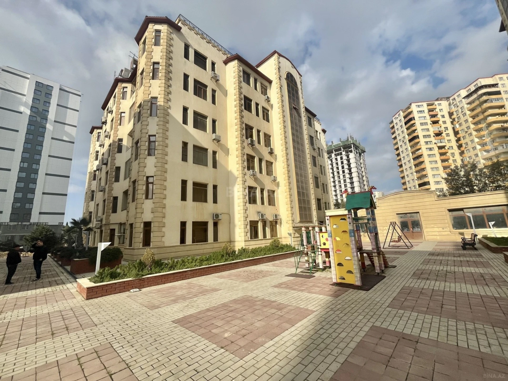 Satılır 3 otaqlı mənzil 145 m²