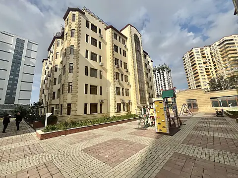 Satılır 3 otaqlı mənzil 145 m²