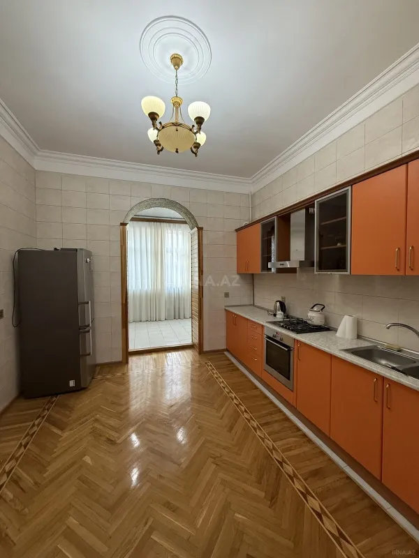 Satılır 7 otaqlı həyət evi 700 m²