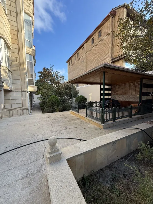 Satılır 7 otaqlı həyət evi 700 m²