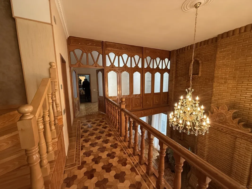 Satılır 7 otaqlı həyət evi 700 m²