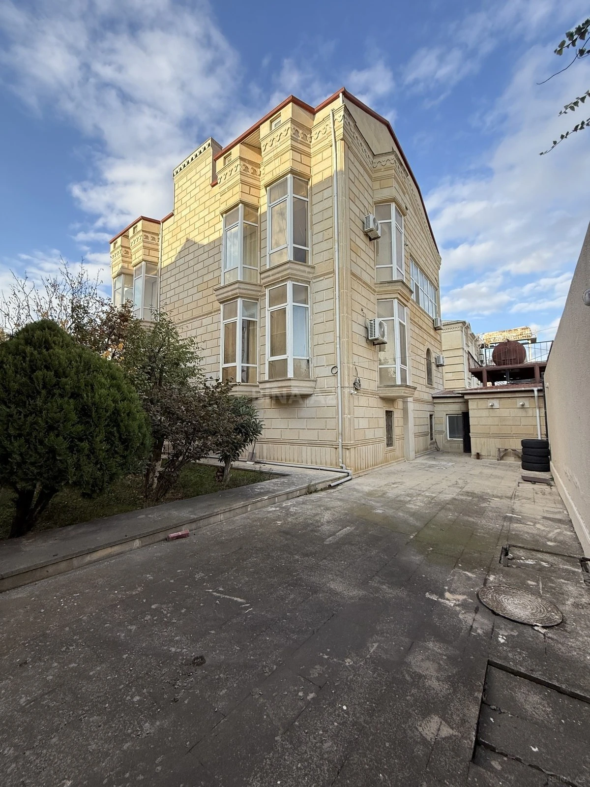 Satılır 7 otaqlı həyət evi 700 m²