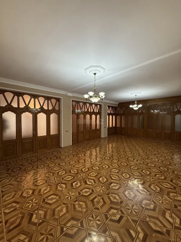 Satılır 7 otaqlı həyət evi 700 m²