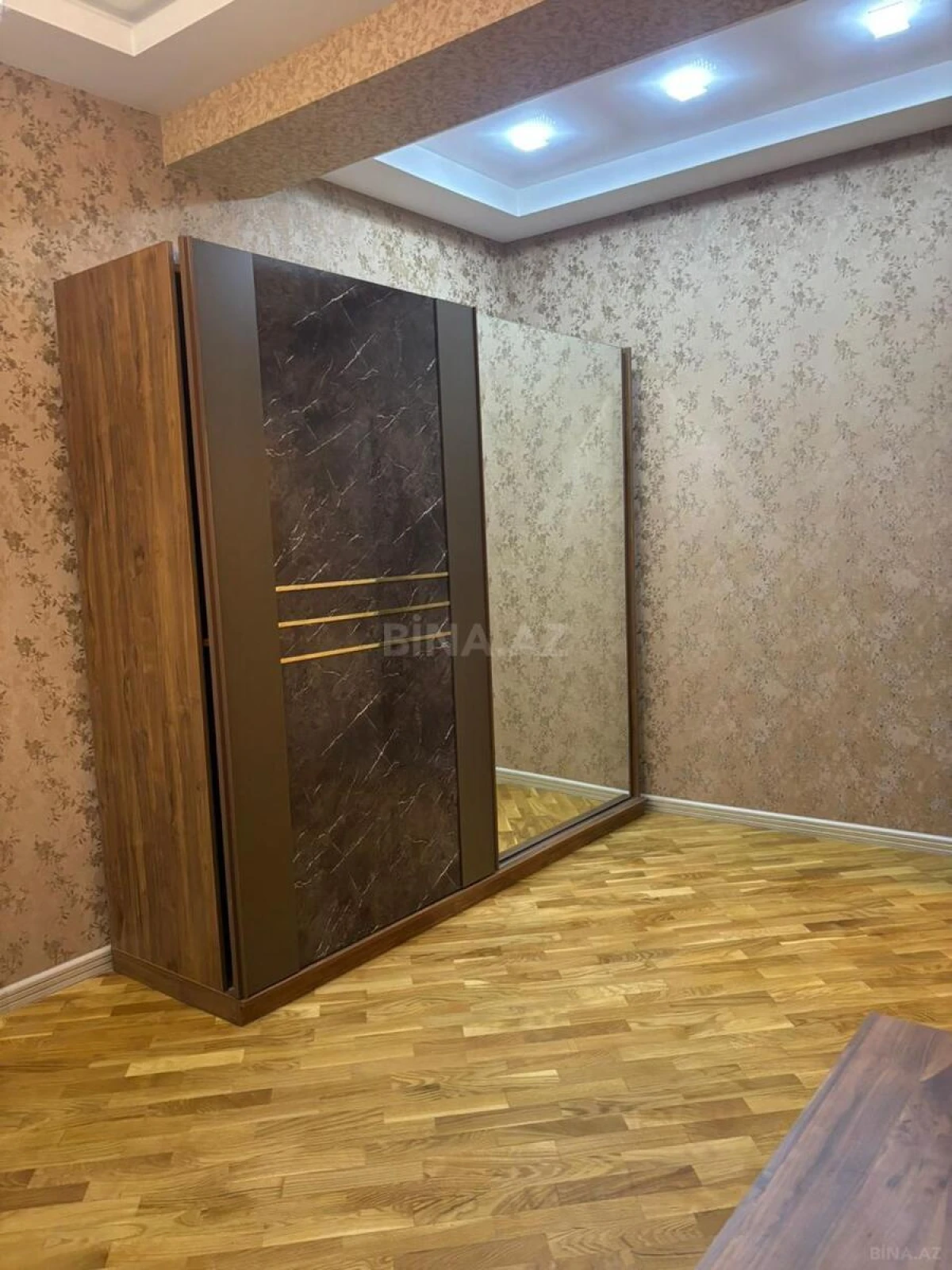 Kirayə verilir 3 otaqlı mənzil 130 m²
