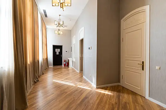 Kirayə verilir 5 otaqlı mənzil 291.6 m²