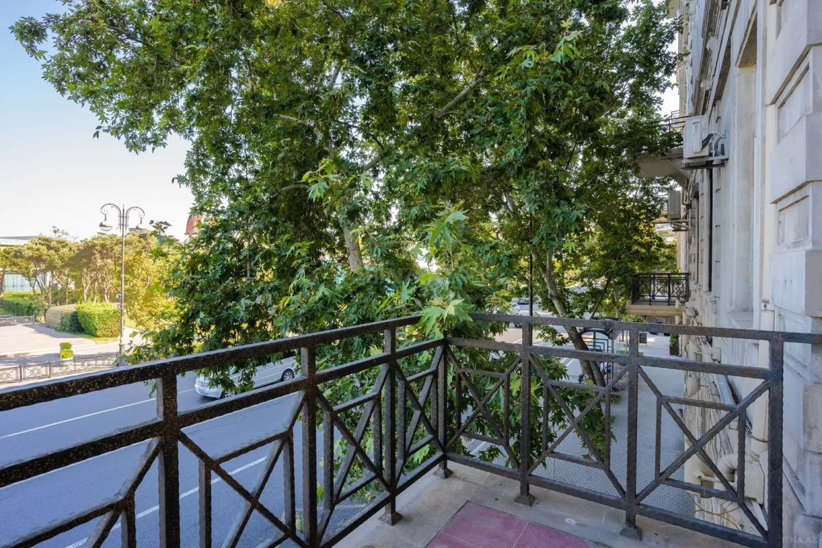 Kirayə verilir 5 otaqlı mənzil 291.6 m²