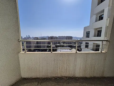 Satılır 4 otaqlı mənzil 174 m²