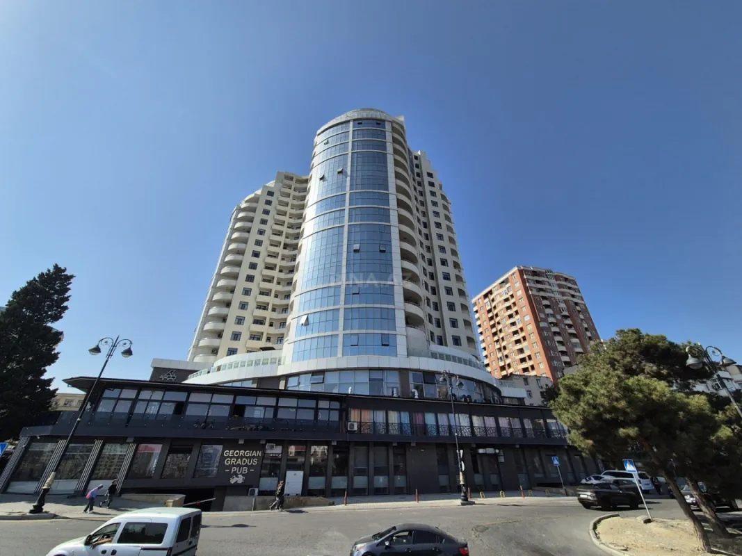 Satılır 4 otaqlı mənzil 174 m²