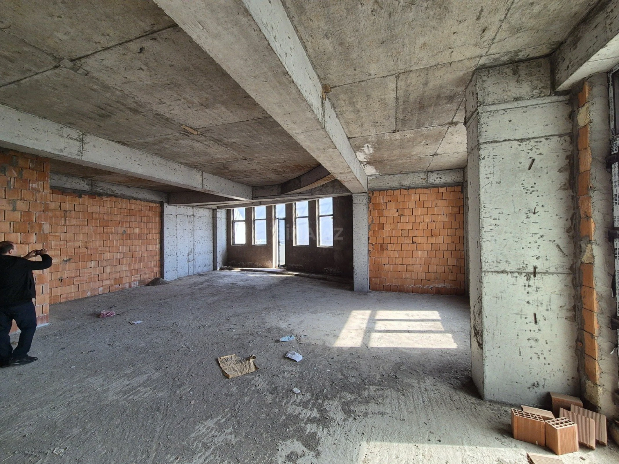 Satılır 4 otaqlı mənzil 174 m²