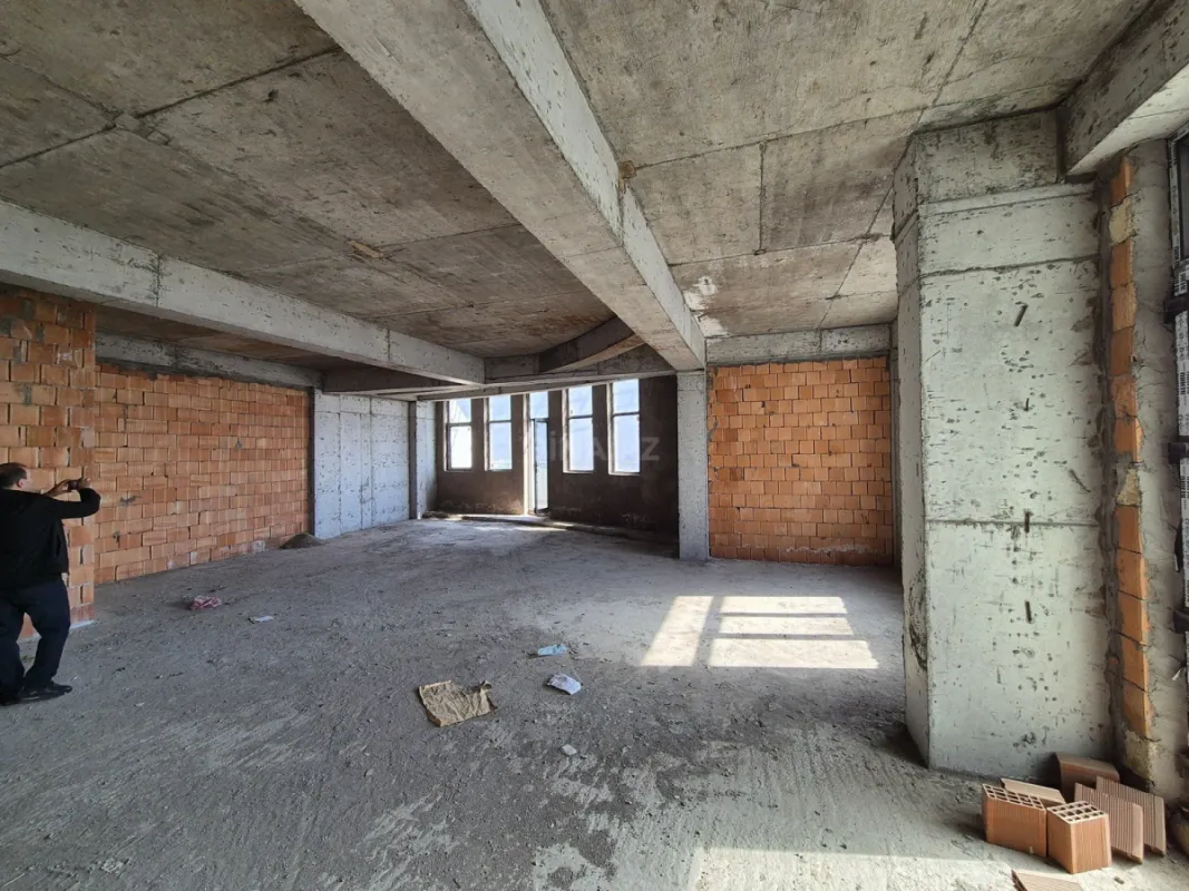 Satılır 4 otaqlı mənzil 174 m²