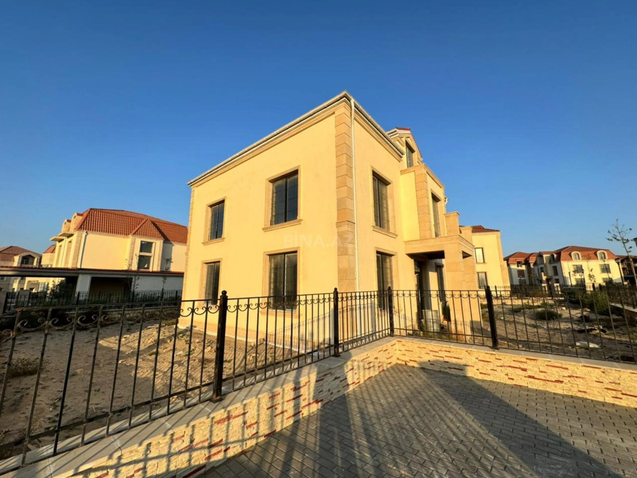Satılır 8 otaqlı həyət evi 345 m²