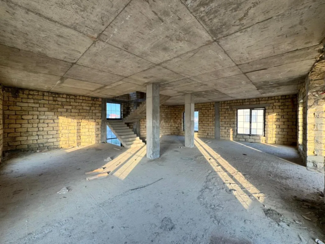 Satılır 8 otaqlı həyət evi 345 m²