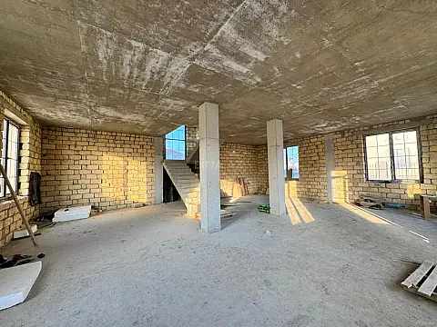 Satılır 8 otaqlı həyət evi 345 m²