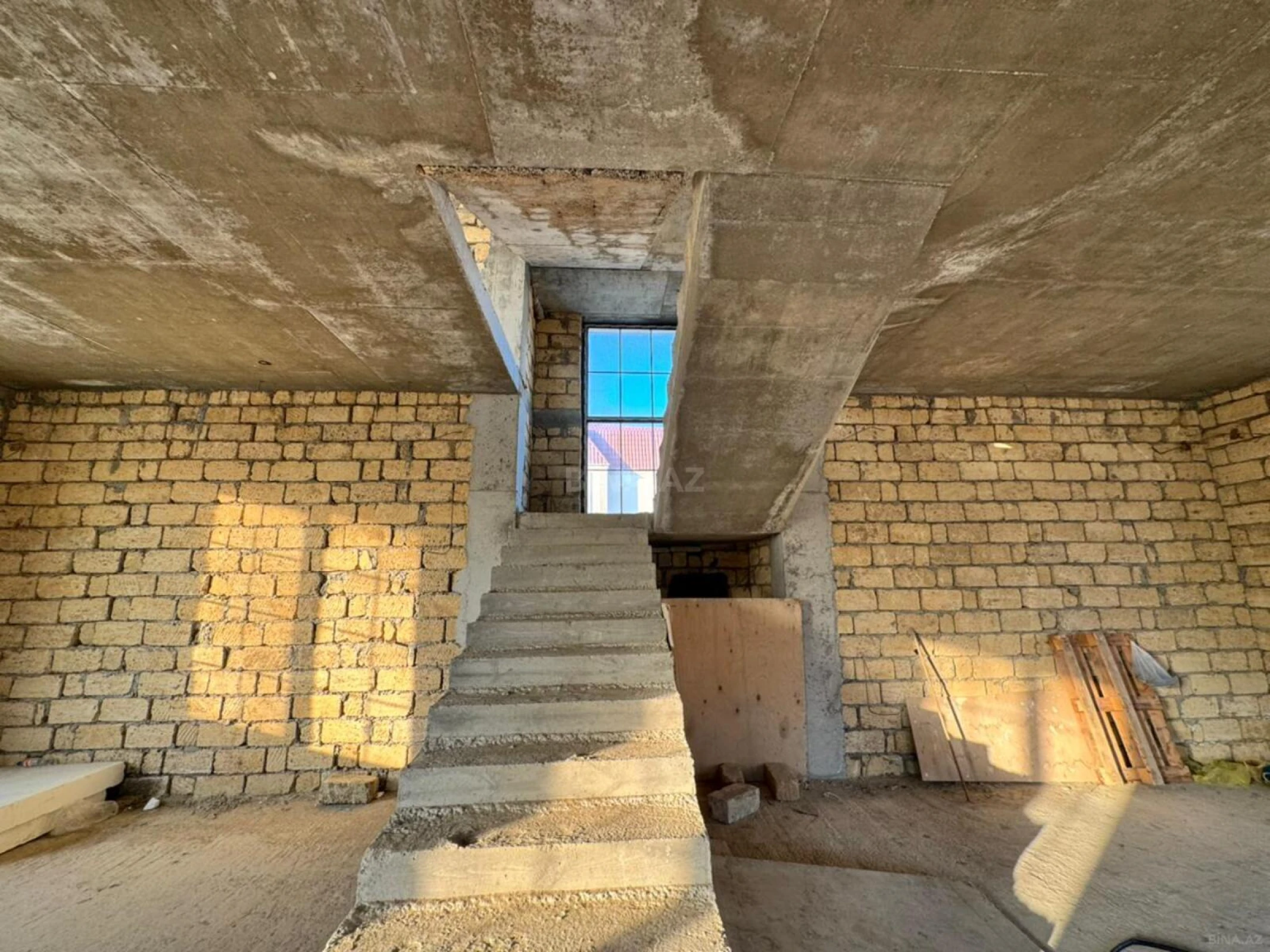 Satılır 8 otaqlı həyət evi 345 m²