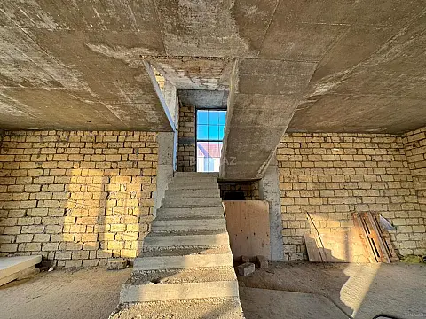 Satılır 8 otaqlı həyət evi 345 m²